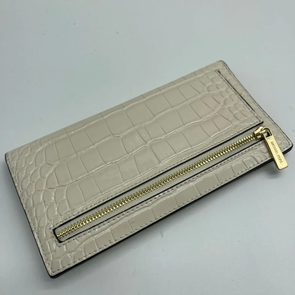 MICHAEL KORS Carson Large Crocodile Embossed Bifold Snap Wallet
Light Cream
NWT - Picture 10 of 16